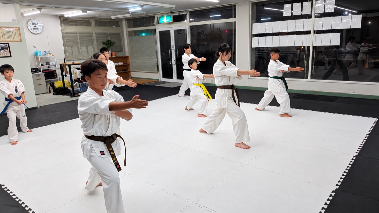 型の動きを練習する道場生