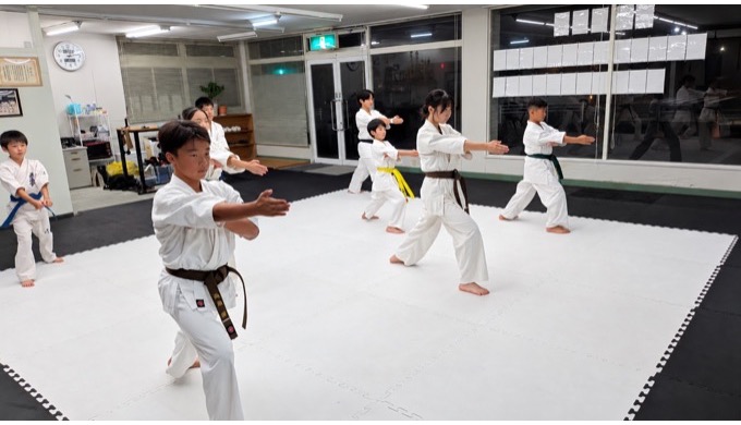 並んで型の稽古をする道場生